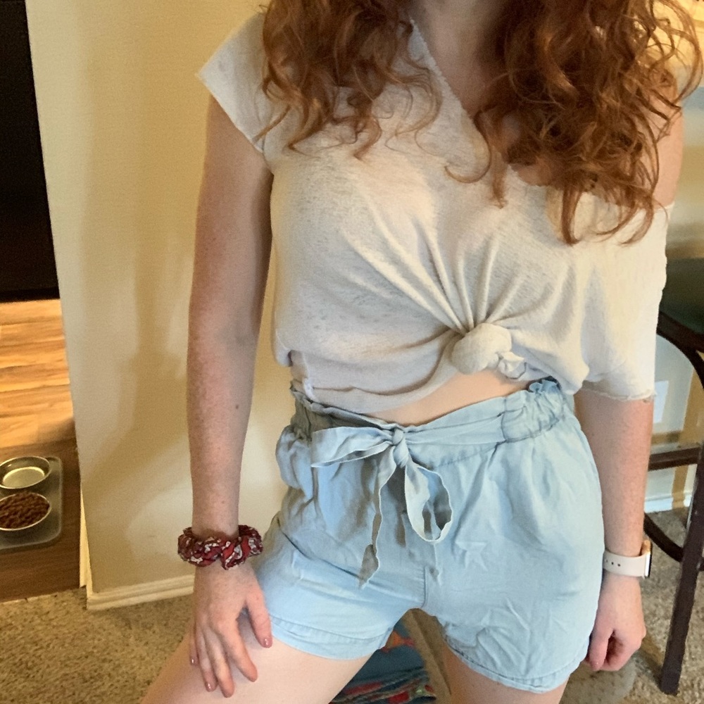 High wasted jean shorts with tie
